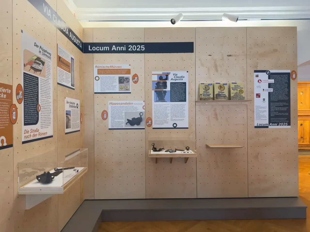 Besucher an der Wand — Ausstellung