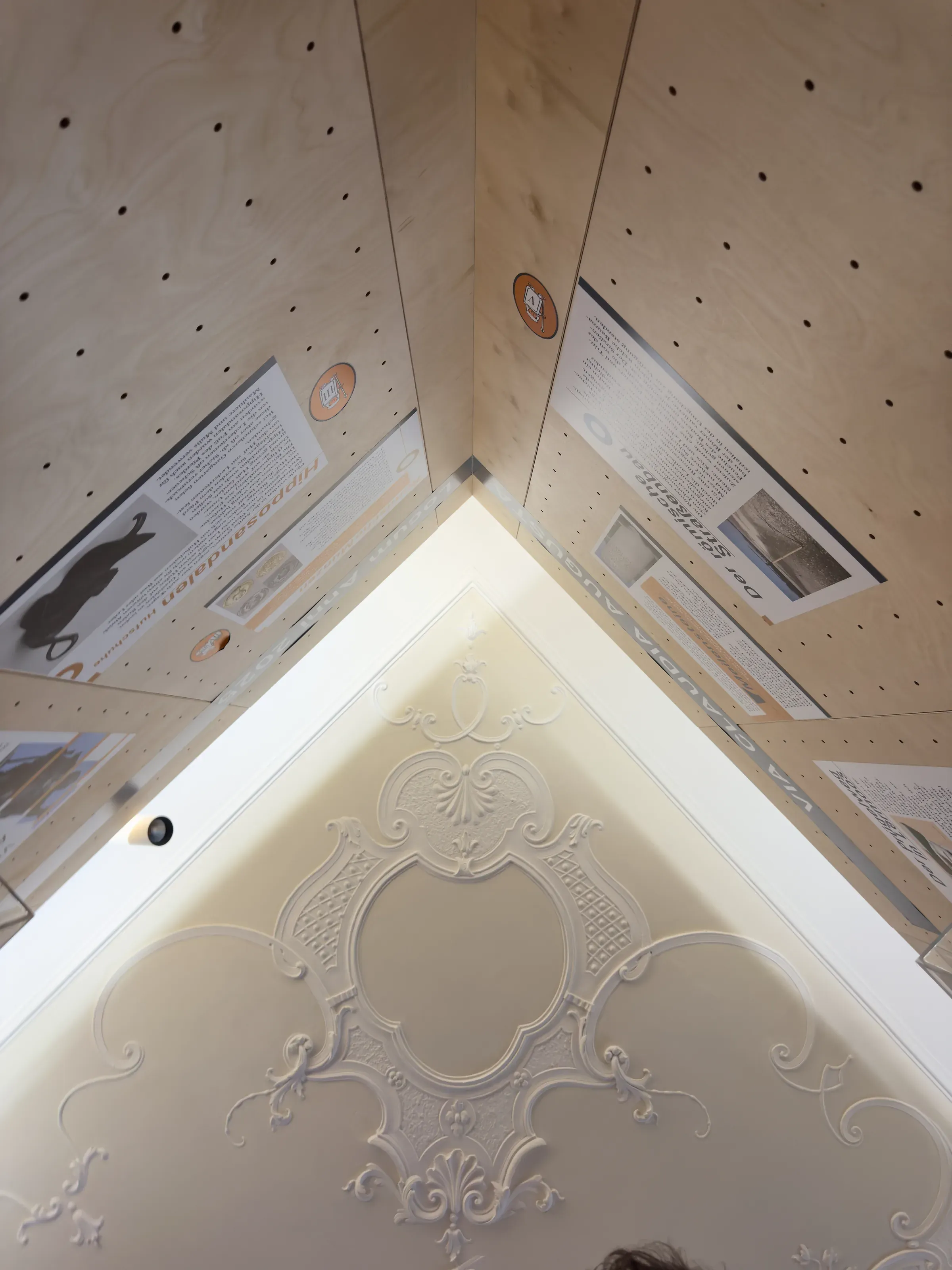 Ecke der Lochwand unter der historischen Stuckdecke