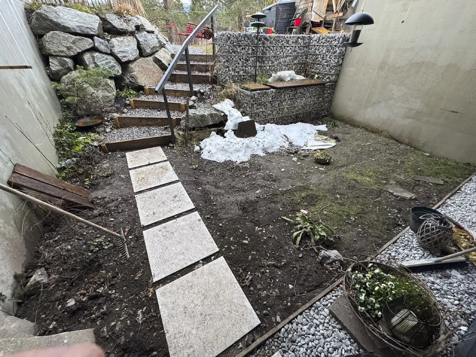 Beginn der Bepflanzung — Schneereste, Trittsteine, aufgebrochene Erde
