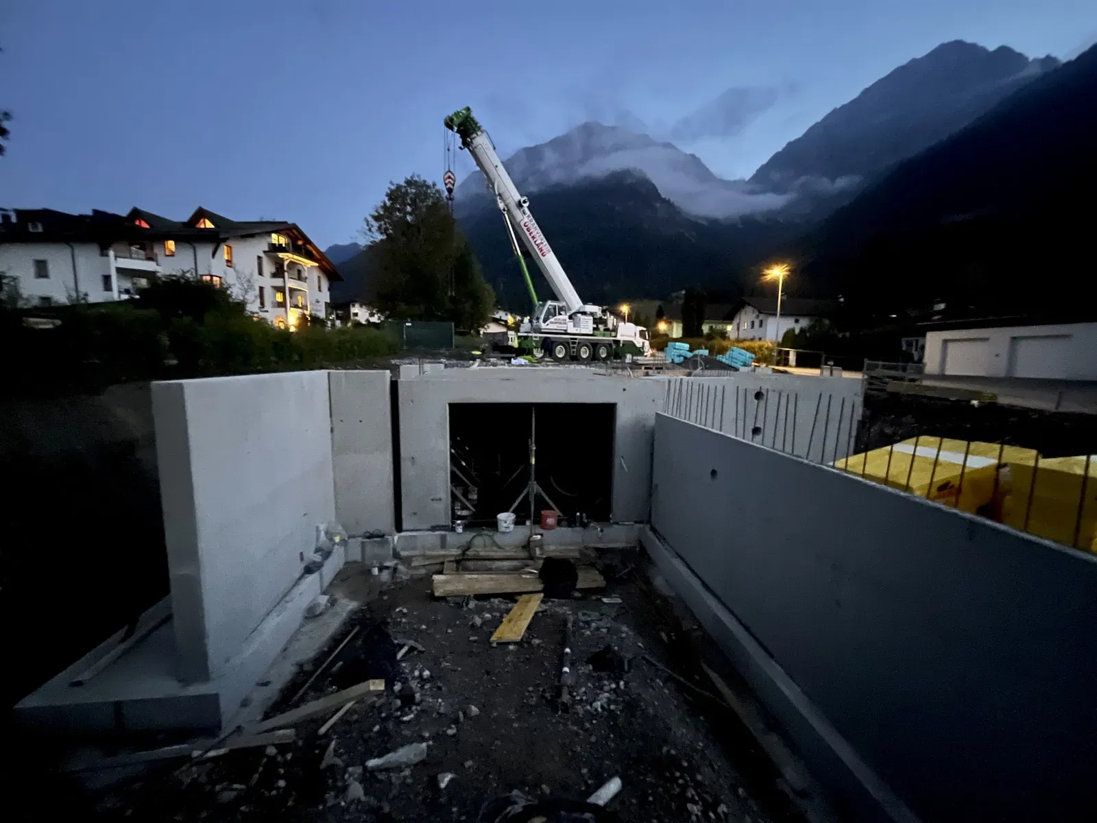 Kellerinnenhof im Rohbauzustand — Betonwände, kein Erdreich