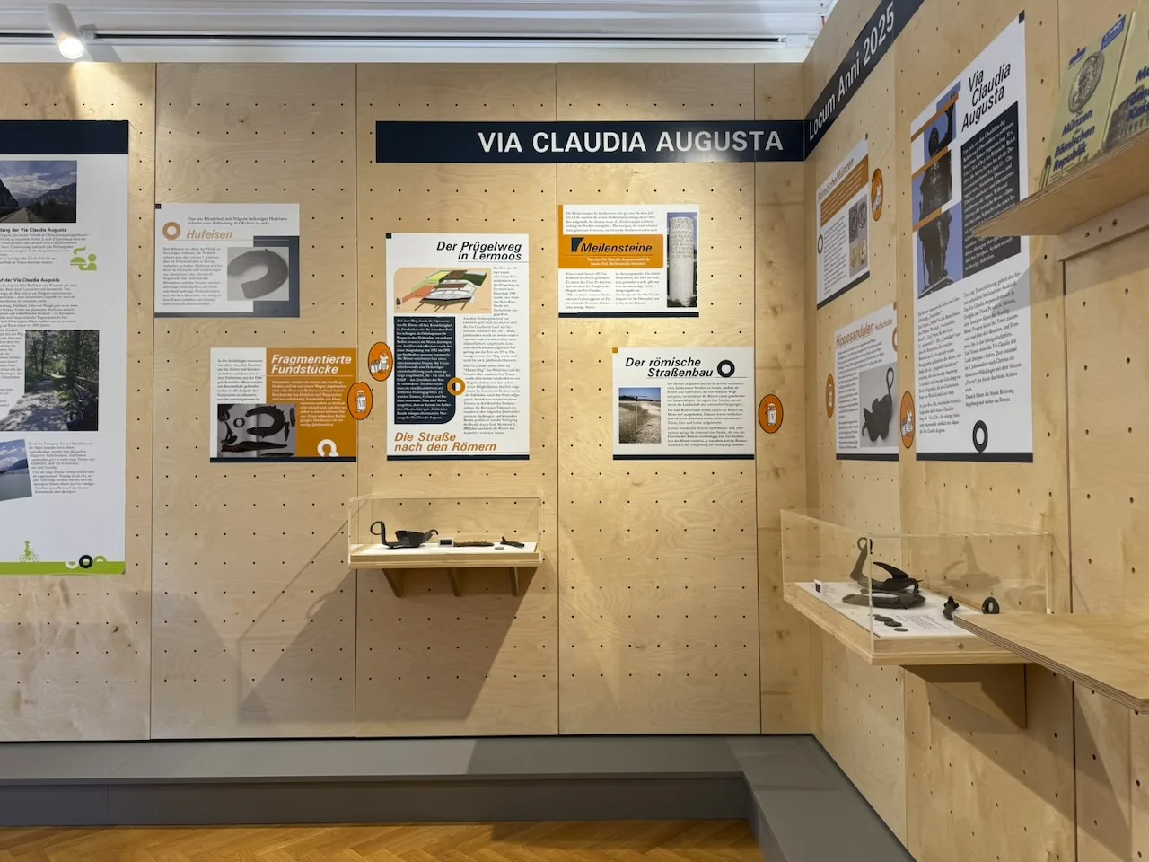 Ausstellungswand mit steckbaren Vitrinen und LED-Band zur Objektverknüpfung