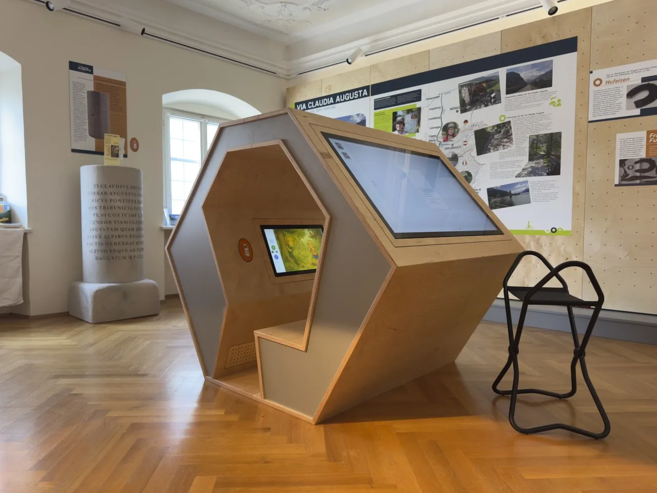 Museum im Grünen Haus – interaktiver Kiosk-Terminal im historischen Ausstellungsraum