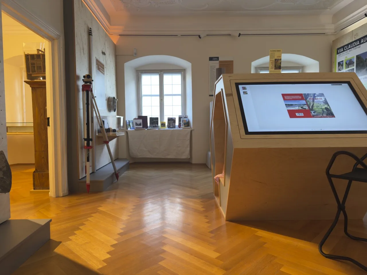 Raumübersicht – historischer Stuck trifft digitale Infrastruktur