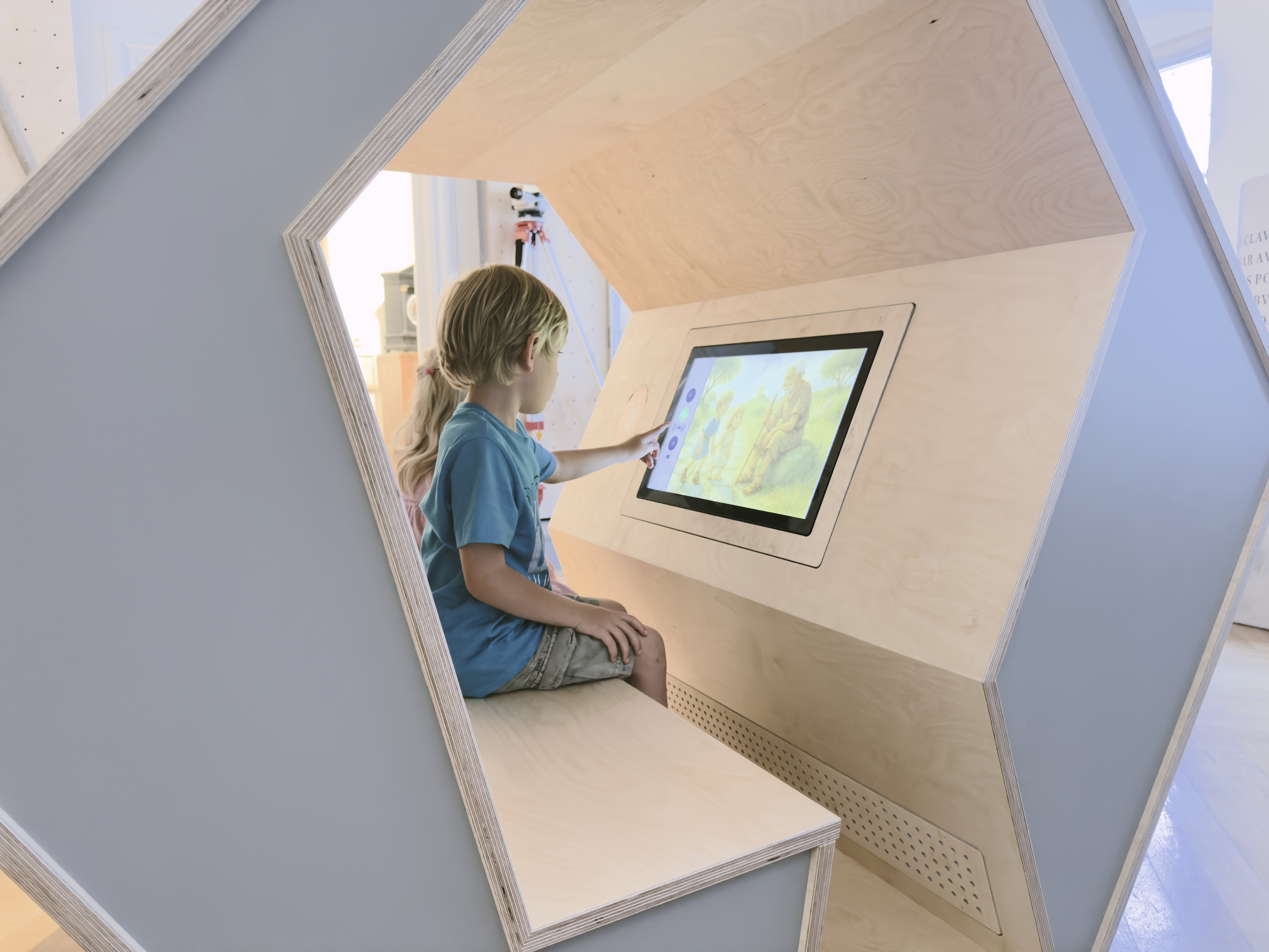 Museum im Grünen Haus Reutte – Ausstellungsraum mit Lichtinstallation