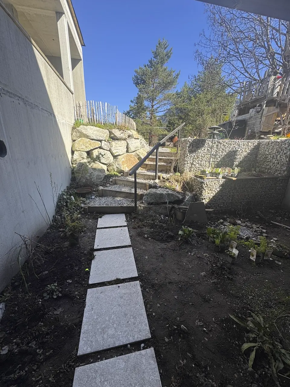 Gesamtansicht Kellergarten – Trittsteine und Gabionenwand